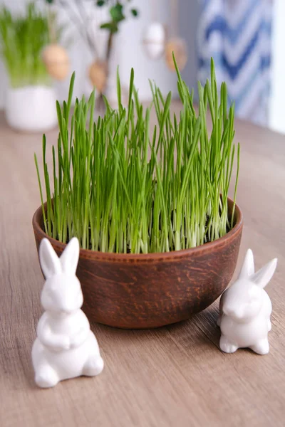 Домашній Великодній Декор Зелений Вівса Декоративні Кролики Яйця Столі Біля Ліцензійні Стокові Зображення