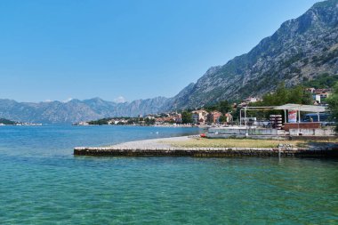 Kotor Körfezi 'nin ve etrafındaki dağların resimli panoramik manzarası. Karadağ, Güney Avrupa.