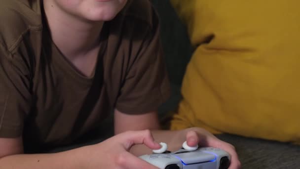 Kamera Joystickkal Ellátott Kezekről Egy Tinédzser Arcára Mozog Aki Videojátékozik — Stock videók