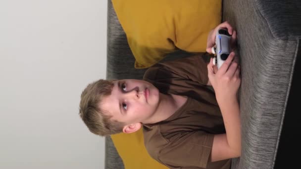 Genç Çocuk Konsolda Video Oyunu Oynuyor Elleri Joystick Tutuyor Evde — Stok video