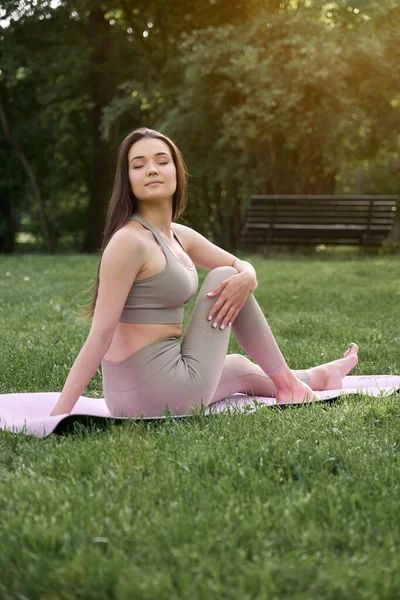 Молода Позитивна Жінка Гімнастичному Костюмі Практикує Йогу Медитує Сидячи Килимку — стокове фото