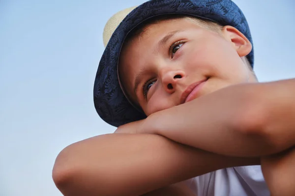 Portrét Chlapce Stylovém Klobouku Proti Obloze Detailní Záběr Koncept Letní — Stock fotografie