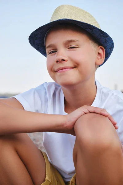 Şık Şapkalı Bir Çocuğun Portresi Genç Bir Çocuk Kameraya Bakarak — Stok fotoğraf