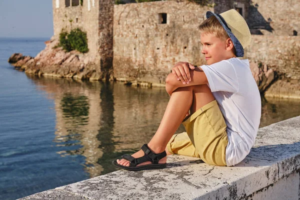 Portrét Dospívajícího Chlapce Bílém Tričku Slaměném Klobouku Sedícího Moře Mockup — Stock fotografie