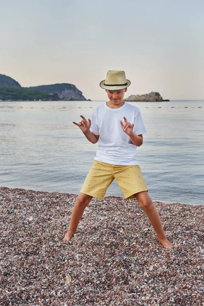 Adolescente Allegro Malizioso Facce Cammina Lungo Spiaggia Ciottoli Concetto Vacanza — Foto Stock