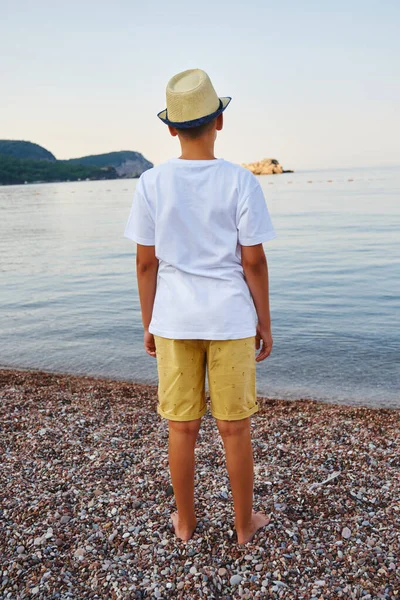 Mladík Slamáku Bílém Tričku Dívá Moře Koncept Letní Dovolené Cestování — Stock fotografie