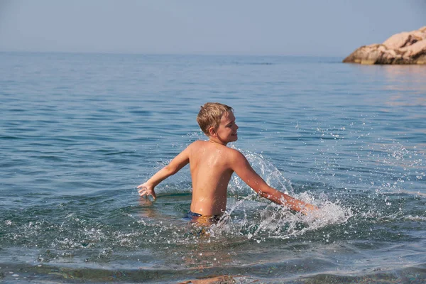Felice Gioioso Ragazzo Adolescente Nuotare Spruzzare Nel Mare Soleggiato Giorno — Foto Stock