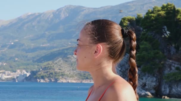 Retrato Una Mujer Joven Mirando Distancia Pie Orilla Del Mar — Vídeo de stock