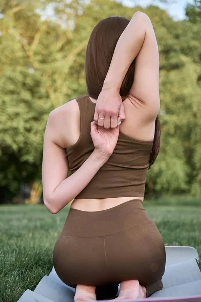 Young Beautiful Woman Athletic Body Doing Yoga Park Concept Healthy — Stockfoto
