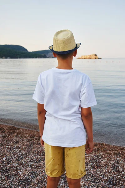 Adolescente Con Cappello Paglia Una Shirt Bianca Guarda Nel Mare — Foto Stock