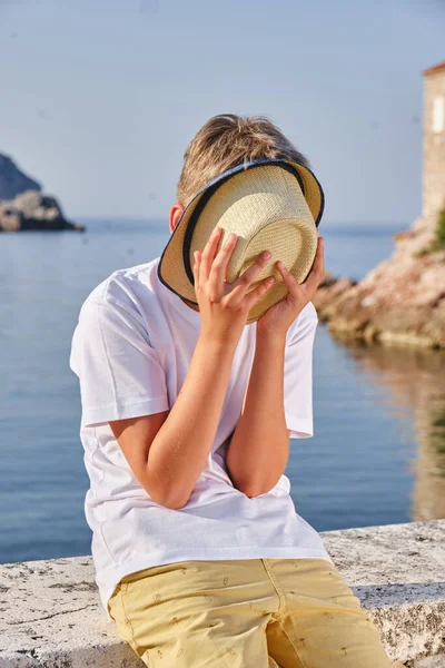Moře Sedí Mladík Bílém Tričku Zakrývá Obličej Slamákem Koncept Letní — Stock fotografie