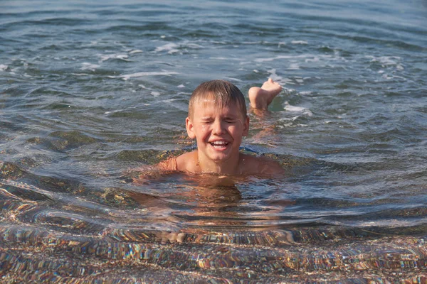 Felice Gioioso Ragazzo Nuotare Nel Mare Emerge Ritratto Bambino Allegro — Foto Stock