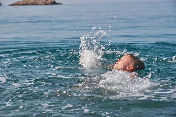 Дитина Тоне Морі Кричить Розмахує Руками Концепція Безпеки Плавання Обережність Стокове Зображення