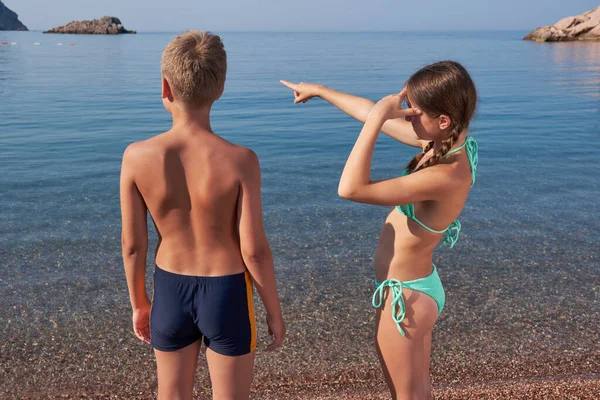 Хлопчик Дівчинка Дивляться Відстань Стоїть Морському Пляжі Вид Ззаду Літні Ліцензійні Стокові Зображення