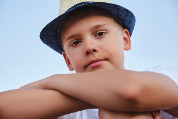Portrét Chlapce Stylovém Klobouku Proti Obloze Detailní Záběr Koncept Letní — Stock fotografie