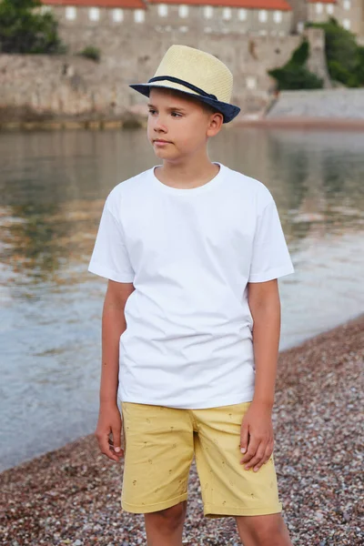 Portret Stylowego Nastolatka Słomkowym Kapeluszu Białej Koszulce Brzegu Morza Koncepcja — Zdjęcie stockowe