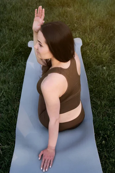 Vacker Ung Kvinna Som Gör Yoga Eller Utomhussporter Parken Aktiv — Stockfoto