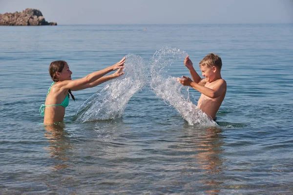 Felice Gioioso Ragazzo Ragazza Nuotare Spruzzare Nel Mare Soleggiato Giorno — Foto Stock
