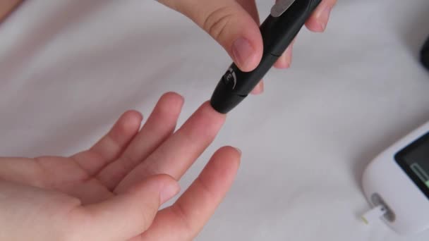 Teste Diabetes Mãos Criança Verificando Nível Açúcar Sangue Por Medidor — Vídeo de Stock