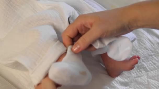 Mãe Vestindo Seu Bebê Recém Nascido Dentro Casa Recém Nascido — Vídeo de Stock