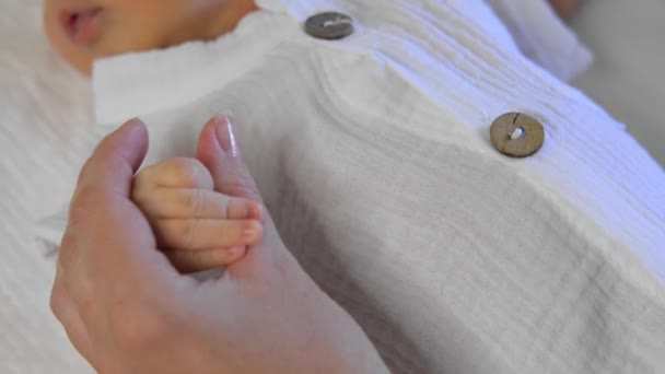 Close Womans Hand Holding Newborns Hand Tenderness Care Baby Happy — Stock Video