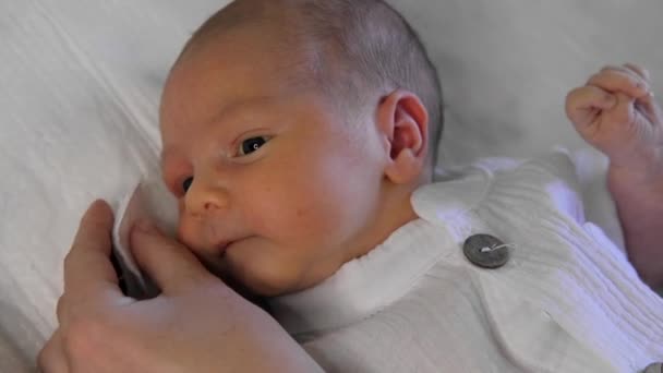 Γυναικεία Χέρια Τρίβουν Μάτι Ενός Νεογέννητου Φροντίδα Για Την Υγεία — Αρχείο Βίντεο