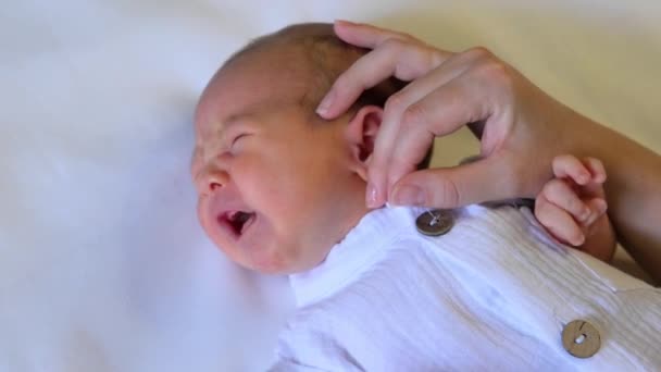 Κοντινό Πλάνο Μιας Νεαρής Μητέρας Χαϊδεύει Μωρό Της Που Κλαίει — Αρχείο Βίντεο
