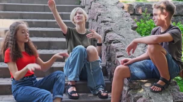 Přátelé Dospívající Komunikovat Zatímco Sedí Schodech Létě Ulici Aktivní Životní — Stock video