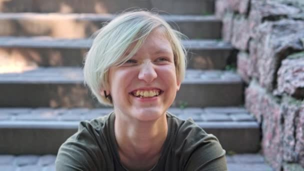 Uma Adolescente Engraçada Com Dentes Tortos Irregulares Enquanto Olha Para — Vídeo de Stock