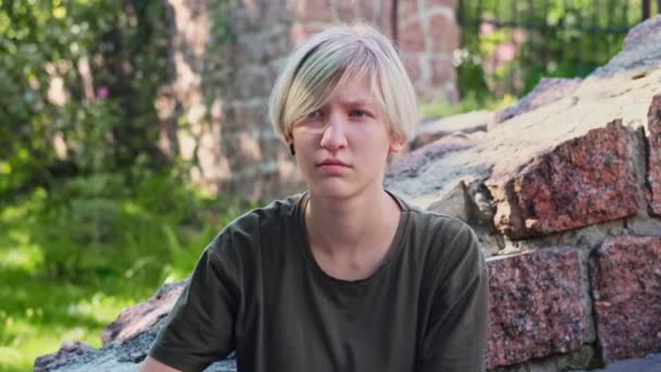 Egy Fiatal Elégedetlen Lány Portréja Egy Stop Táblát Mutat Kint — Stock videók