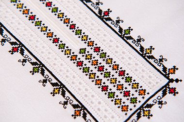Ukrayna işlemeli halk süsü. Etnik giyim tasarımı. Geometrik süs. Çapraz dikiş ve dikişli nakışlı element.