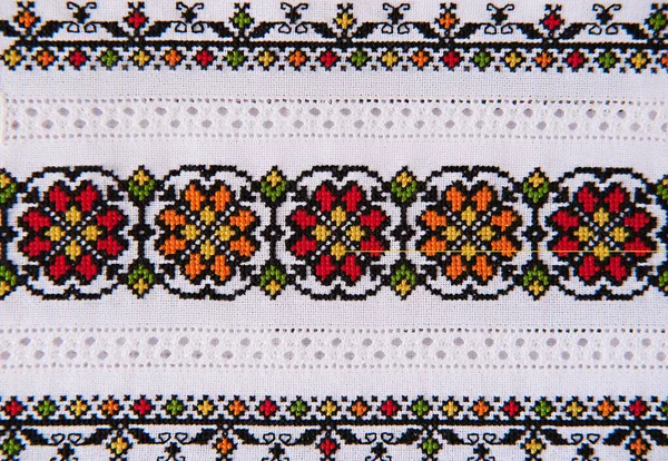 斯拉夫十字绣用彩色棉线 用十字绣技术设计民族图案 刺绣面料的背景 — 图库照片