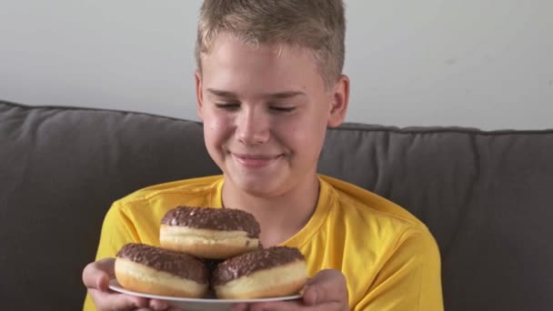 Lycklig Tonåring Ser Med Förväntan Full Tallrik Chokladmunkar Begreppet Passerande — Stockvideo
