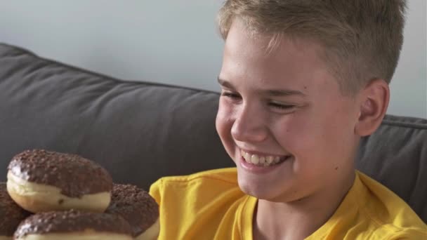 Ein Glücklicher Teenager Blickt Voller Vorfreude Auf Einen Vollen Teller — Stockvideo