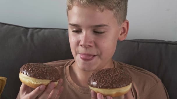 Ένα Πεινασμένο Αγόρι Γλείφει Χείλη Του Και Χαμογελά Κοιτάζοντας Νόστιμα — Αρχείο Βίντεο