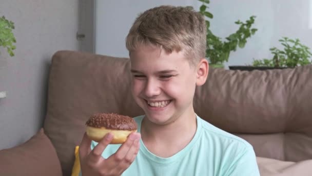 Tonåring Tar Bit Chokladmunk Med Nöje Ohälsosam Söt Mat — Stockvideo