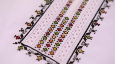 Ukrayna işlemeli halk süsü. Etnik giyim tasarımı. Geometrik süs. Çapraz dikiş ve dikişli nakışlı element.