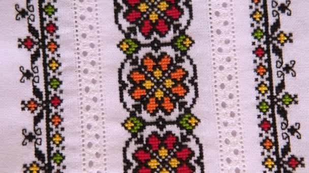 斯拉夫十字绣用彩色棉线 用十字绣技术设计民族图案 刺绣面料的背景 — 图库视频影像