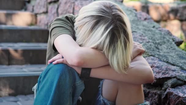 悲伤忧郁的少女一个人在外面的台阶上感到愤怒和孤独 在危机和焦虑中成长 — 图库视频影像