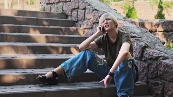 Sorrindo Menina Adolescente Falando Telefone Enquanto Sentado Nos Degraus Fora — Vídeo de Stock