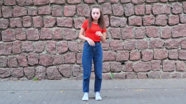 Urocza Nastolatka Tańczy Sama Tle Kamiennej Ściany Zewnątrz — Wideo stockowe