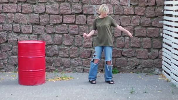 Uma Garota Hipster Dança Sozinha Contra Fundo Uma Parede Pedra — Vídeo de Stock
