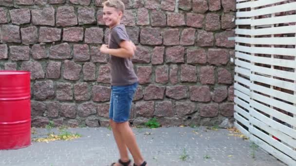 Adolescent Joyeux Mignon Danse Drôle Amuse Musique Seule Sur Fond — Video
