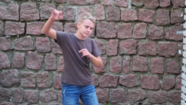 Een Tienerjongen Danst Alleen Beweegt Genietend Van Dans Muziek Tegen — Stockvideo