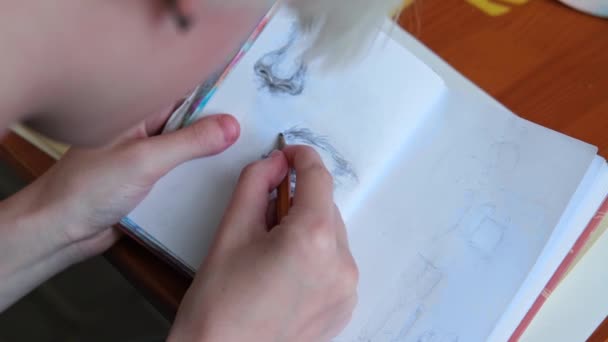 アーティストはスケッチブックに鉛筆で目を引きます ドローイングの要素を閉じる — ストック動画