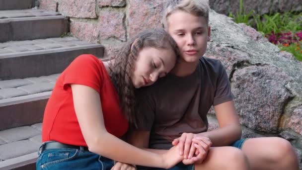 Første Kærlighed Venskab Pigen Lagde Hovedet Drengenes Skulder Teenageren Trøster – Stock-video