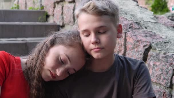 Første Kærlighed Date Pigen Lagde Hovedet Drengenes Skulder Portræt Teenagere – Stock-video