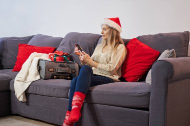 Elinde telefon olan bir kadın ya hediye alır ya da otel tutar. Noel tatili ve indirimler.