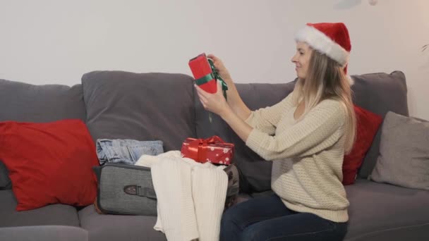 圣诞旅行时 戴着圣诞礼帽提着手提箱的快乐女人 假日和礼物 — 图库视频影像