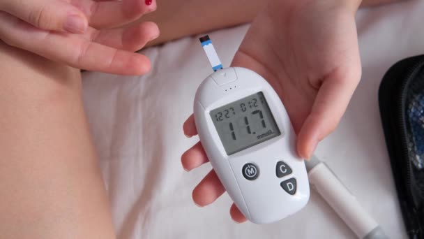 Cukrzyca Sprawdzająca Poziom Cukru Krwi Dziecko Korzystające Bransoletki Glukometru Domu — Wideo stockowe